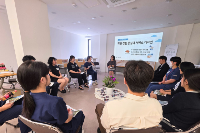 부천우리병원의 외래 환자경험 향상을 위한 ‘직원경험 중심의 서비스 디자인 공감 응대 워크숍’ 1차가 진행되고 있다