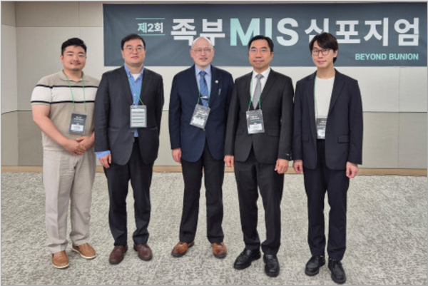 SNU서울병원 족부전담팀이 ‘제2회 족부 최소침습수술(MIS) 심포지엄’에서 일본 나도가야병원의 토시노리 쿠라시게(Toshinori Kurashige) 박사와 최소침습 무지외반증 수술에 대한 국제 학술 교류를 이어갔다(사진=SNU서울병원)