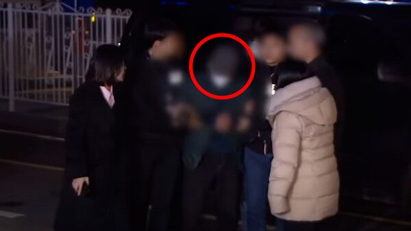 6일 새벽 다방 영업을 하던 여성 2명을 살해한 혐의를 받는 이모(57)씨가 검거돼 압송되고 있다 [연합뉴스TV]