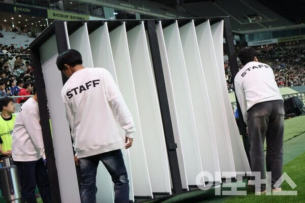 이벤트 매치에 사용된 기물. 디디에 드로그바와 야야 투레는 7장을 깨뜨렸다. [사진=곽도훈 기자]