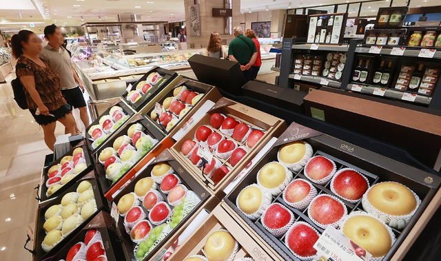 [서울 시내 한 백화점 추석 선물 매장/연합뉴스]