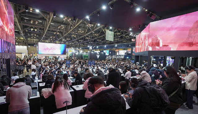 [2023 지스타에서 신작 게임을 시연하는 관람객들]