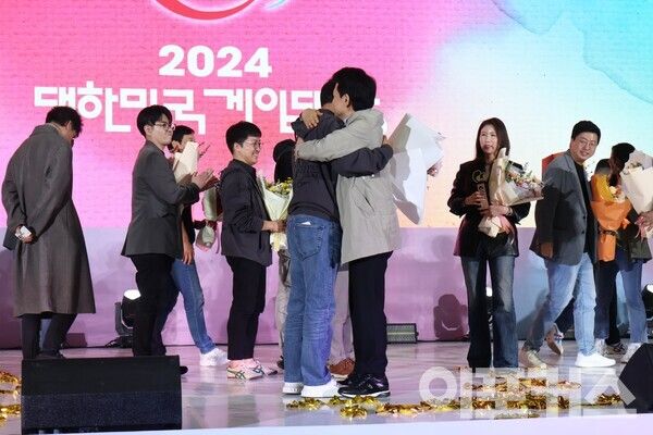 방준혁 넷마블 의장과 권영식 대표가 포옹을 나누고 있다. [사진=곽도훈 기자]