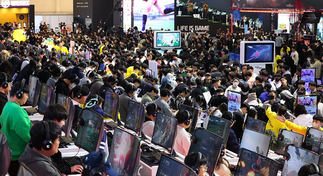 [2023 지스타에서 신작 게임을 시연하는 관람객들]