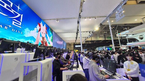 발 디딜 틈이 없을 정도로 많은 사람들이 넷마블 부스를 찾았다. [곽유민 기자 촬영]