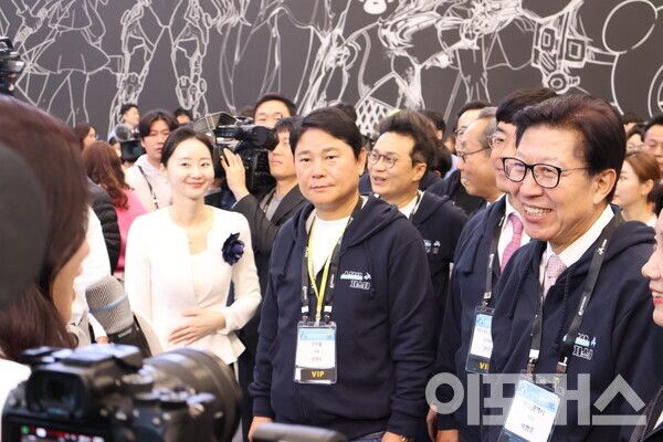 권영식 넷마블 대표와 박형준 부산시장 등 VIP들이 부스에서 설명을 듣고 있다.[사진=곽도훈 기자]