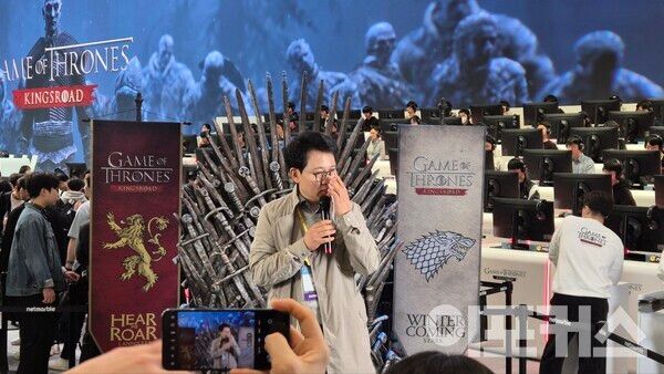 넷마블은 이번 지스타 2024에서 '왕좌의 게임: 킹스로드'를 출품했다. 방준혁 넷마블 의장은 철왕좌 위로 올라 기자들과 간단한 질의응답을 주고받았다.[곽유민 기자 촬영]