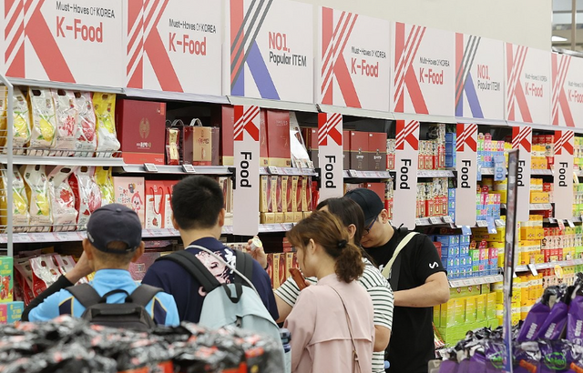 서울 한 대형마트에서 K-푸드를 쇼핑하는 외국인 관광객의 모습.[연합뉴스]