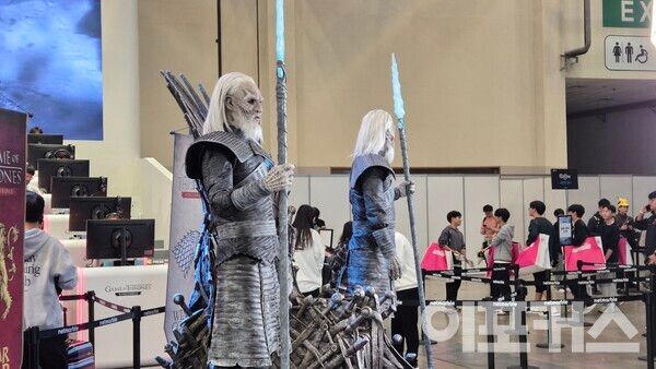 넷마블은 이번 지스타 2024에서 '왕좌의 게임: 킹스로드'를 출품했다. 현장에는 철왕좌가 마련돼 있었다.[곽유민 기자 촬영]