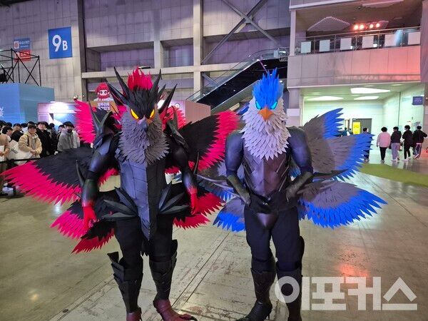 사이가 좋지 않은 두 신이 오늘은 휴전했다. [곽도훈 기자 촬영]