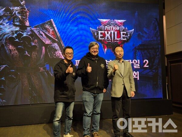 김상구 카카오게임즈 사업본부장, 조나단 로저스 그라운딩 기어 게임즈 개발 총괄, 한상우 카카오게임즈 대표 [곽도훈 기자 촬영]