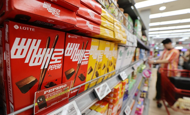 [할인점에 진열중인 롯데웰푸드 제품들]