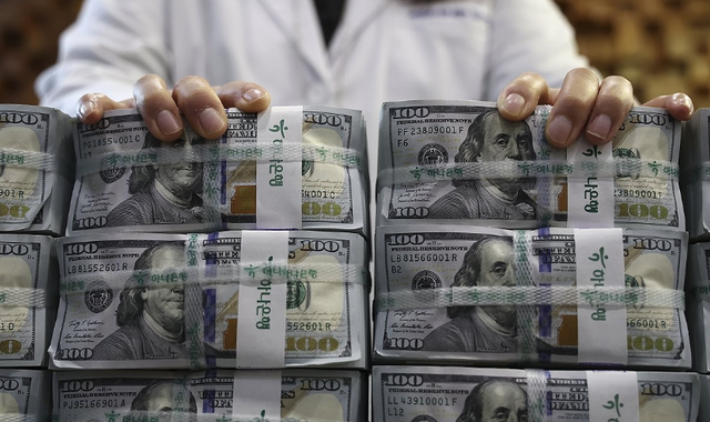 [미국 도널드 트럼프 전 대통령의 재선이 확정되면서 원/달러 환율이 상승하고 있다. 일각에서는 연내 원/달러 환율이 1.420원까지 더 오를 수 있다는 전망도 나오고 있다. 7일 원/달러 환율은 전날보다 4.9원 상승한 1,401.1원으로 출발한 뒤 1,400원 안팎에서 등락 중이다. 사진은 이날 서울 중구 하나은행 위·변조 대응센터/사진=연합뉴스]