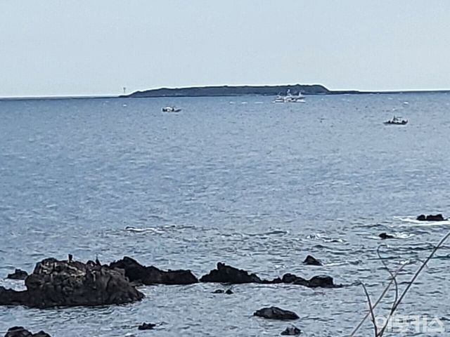 [서귀포 앞바다에서 보이는 새섬/곽경호 기자]