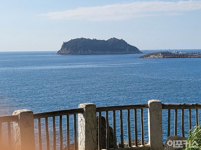 [서귀포 앞바다에서 보이는 밤섬/곽경호 기자]