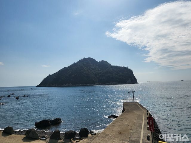 [서귀포 앞바다에서 보이는 섶섬/곽경호 기자]
