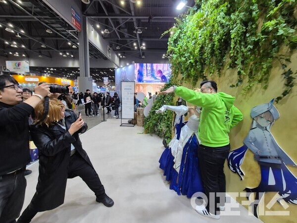이종혁 넷마블 사업부장이 팬들과 사진을 찍고 있다. [곽도훈 기자 촬영]