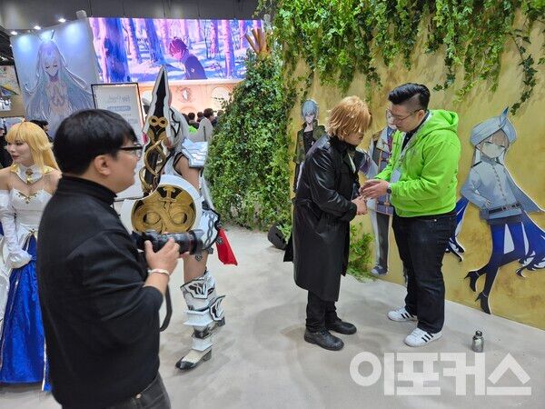 유저를 알아보고 말을 걸고 있다. [곽도훈 기자 촬영]