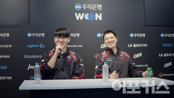 경기 후 T1 '꼬마' 김정균 감독, '구마유시' 이민형 선수가 승리팀 인터뷰를 진행했다