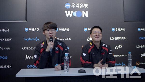 경기 후 &nbsp;T1 '꼬마' 김정균&nbsp;감독, '페이커' 이상혁&nbsp;선수가 승리팀 인터뷰를 진행했다