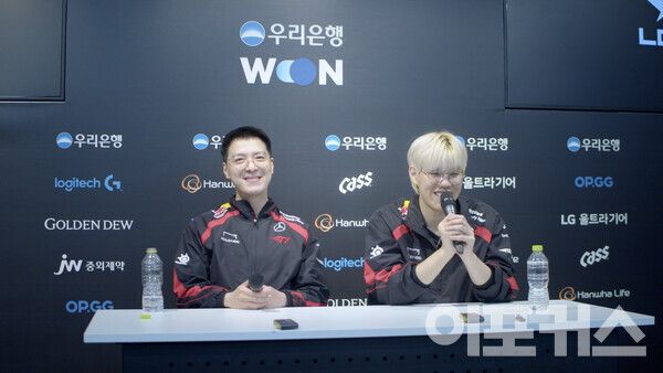 경기 후 T1 '꼬마' 김정균 감독, '오너' 문현준 선수가 승리팀 인터뷰를 진행했다