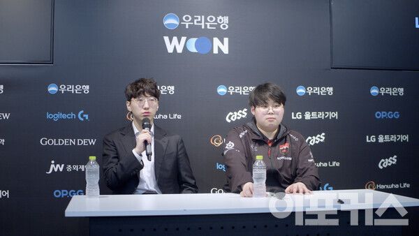 경기 후 농심 레드포스 박승진 감독대행 '피터' 정윤수 가 패배팀 인터뷰를 진행했다