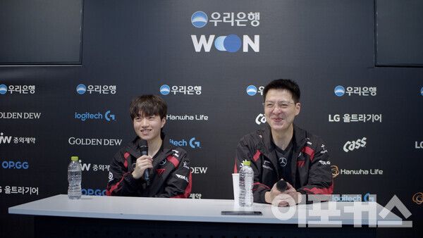 경기 후 T1 '꼬마' 김정균 감독, '케리아' 류민석 선수가 승리팀 인터뷰를 진행했다