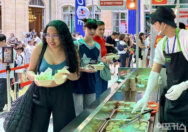 CJ제일제당의 파리 '비비고 시장'에서 방문객들이 K-푸드를 주문하고 있는 모습