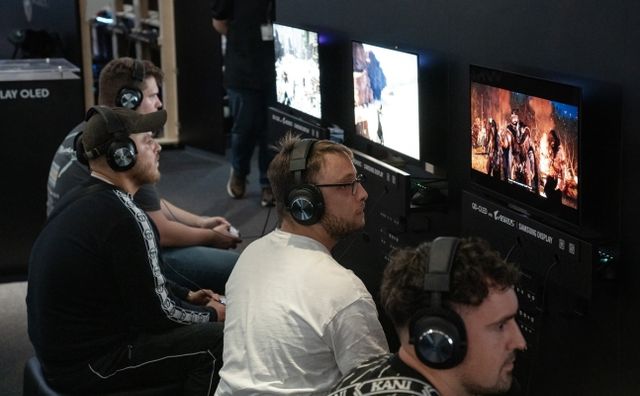 게임스컴 2024서 '붉은사막' 플레이하는 게이머들 [연합뉴스]