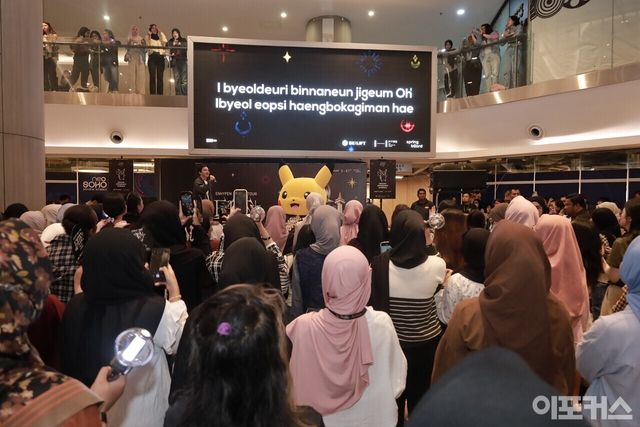 [지난&nbsp;8월&nbsp;9일,&nbsp;자카르타 시내에 위치한 쇼핑센터 네오 소호 몰(Neo Soho Mall) 3층에&nbsp;500&nbsp;여명의 팬들이 모여 대형 스크린에 엔하이픈 노래의 한국어 발음이 적힌 가사를 따라 부르고 있다/Springboard)]