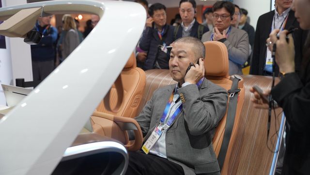 [구자은 LS 회장이 9일(현지시간) 세계 최대 가전·정보기술(IT) 전시회 ‘CES 2025’가 열리는 미국 라스베이거스 센트럴홀 내 LG전자 전시관에서 AI 기반 콘셉트 차량에 탑승해 인캐빈 센싱 설루션을 체험하고 있다]