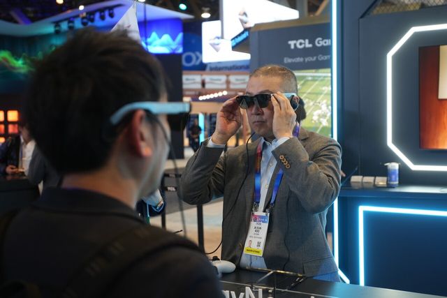 [구자은 LS 회장이 9일(현지시간) 세계 최대 가전·정보기술(IT) 전시회 ‘CES 2025’가 열리는 미국 라스베이거스 센트럴홀 내 TCL 전시관에서 스마트 글라스를 체험하고 있다]