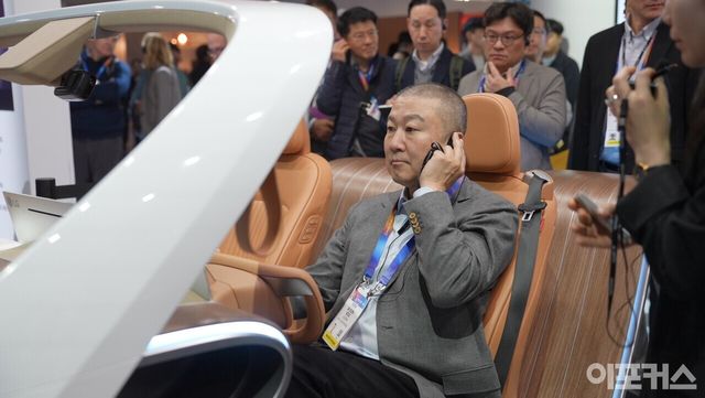 [구자은 LS 회장이 9일(현지시간) 세계 최대 가전·정보기술(IT) 전시회 ‘CES 2025’가 열리는 미국 라스베이거스 센트럴홀 내 LG전자 전시관에서 AI 기반 콘셉트 차량에 탑승해 인캐빈 센싱 설루션을 체험하고 있다]