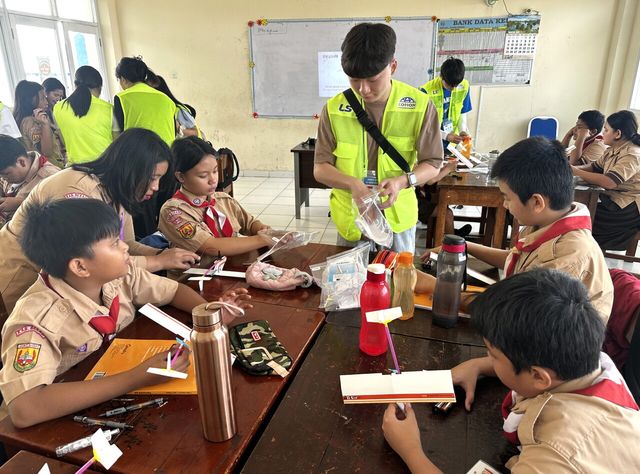 [지난해 8월, LS 대학생 해외봉사단 27기 단원들이 인도네시아 단비 초등학교에서 학생들을 대상으로 과학키트 만들기 체험학습을 진행하고 있다]