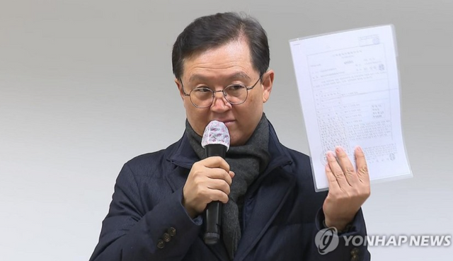 [21일 기자회견하는 윤갑근 변호사/연합뉴스]