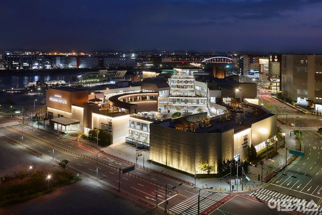 [현대프리미엄아울렛 김포점_전경 사진(야경)]