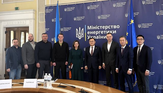 [명노현 LS 부회장(오른쪽 네 번째)이 4월 초, 우크라이나 키이우에서 에너지부, 농업정책·식품부, 경제부 인사들과 만나 상호협력 방안을 논의했다]