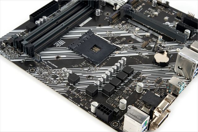 ▲ 저가형 메인보드는 DrMOS 적용이 아닌 일반 모스펫이 적용되고, 별도 방열판이나 써멀패드가 적용되지 않는다