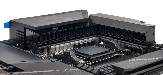 ▲ 고급형 메인보드는 모스펫에서 발생되는 열을 써멀패드와 히트싱크 조합으로 쿨링 할 수 있도록 설계한다 (모델 = MSI MEG X670E ACE)