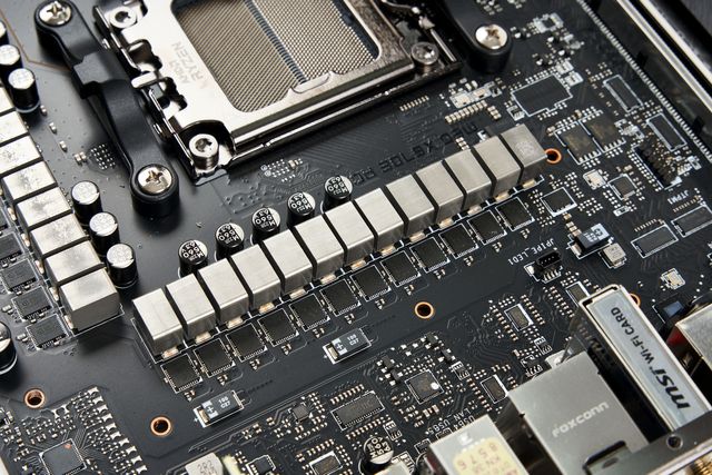 ▲ CPU 소켓 옆에는 전원을 공급해 주는 여러 페이즈의 전원부가 위치해 있다 (모델 = MSI MEG X670E ACE)