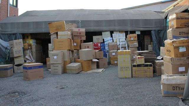 ▲ 수 많은 박스들이 쌓이면, 차로 옮겨야 한다.