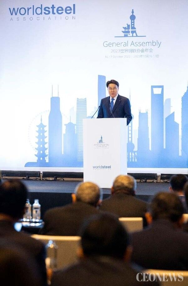 16일 세계철강협회 총회에서 기조연설을 하고 있는 최정우 회장.[사진=포스코]