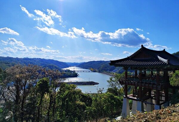 안동루와 낙동강이 어우러진 풍경