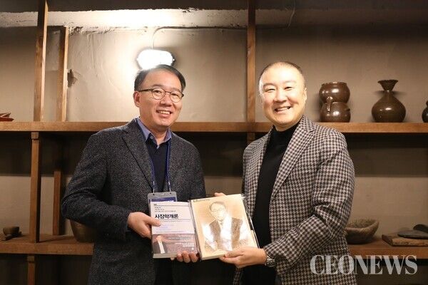 구자은 LS그룹 회장(우)이 올해 신임 임원으로 승진한 백승엽 LS전선 지중생산부문장 이사에게 '사장학개론' 도서와 기념액자를 전달하고 있다.[사진=LS]