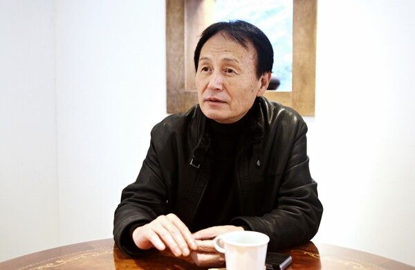 인터뷰 중인 문신구 감독