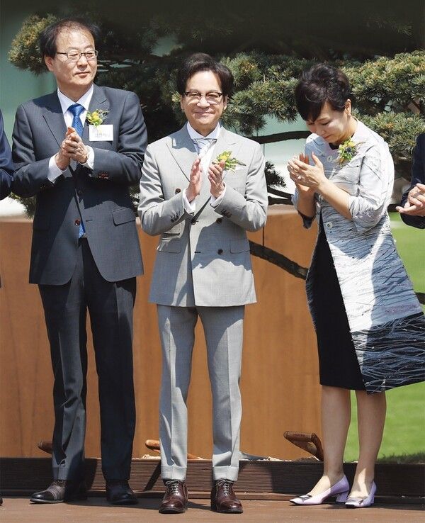 이재현 CJ그룹 회장이 광교신도시 ‘CJ블로썸파크 개관식’에 참석해 기념식수를 마친 뒤 밝은 모습으로 직원들에게 인사하고 있다.