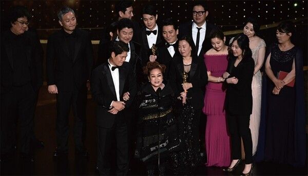 미국 돌비극장에서 열린 아카데미 시상식에서 이미경 CJ그룹 부회장이 영화 기생충 작품상 수상 후 소감을 밝히고 있다.