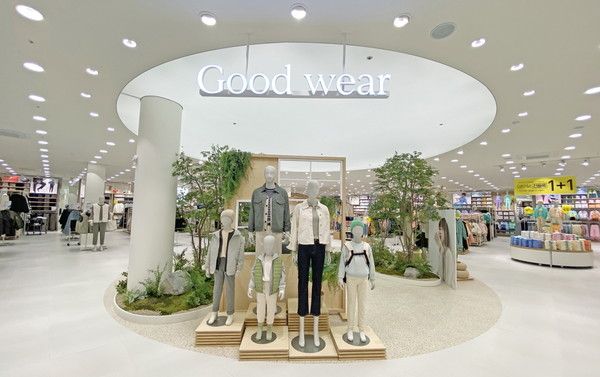 신성통상 슬로건인 'Good Wear'가 매장에 걸려 있다.