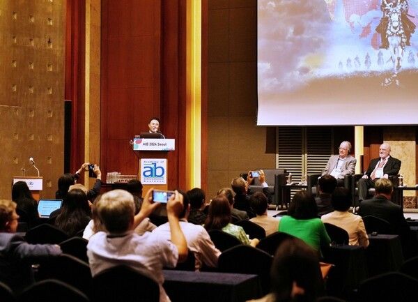 윤홍근 제너시스BBQ 그룹 회장이 국제경영학회(AIB)에서 BBQ의 글로벌 성공 사례와 전략에 대해 강연을 진행했다.