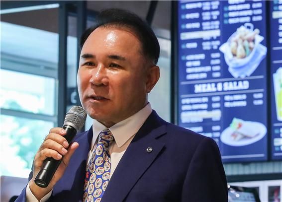 윤홍근 제너시스BBQ 그룹 회장.